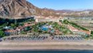 "روتانا الفجيرة".. منتجع عالمي على شاطئ العقة الإماراتي