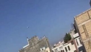 طائرة عسكرية تحلق في موقع انفجار مستودع الأسلحة