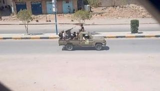 دورية لقوات العمالقة تؤمن شارع عتق الرئيسي