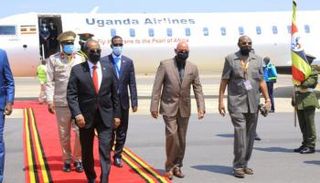 الرئيس الصومالي حسن شيخ محمود لدى وصوله أوغندا 