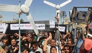 عراقيون يحتجون على تردي قطاع الكهرباء (أرشيفية)