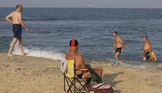 إسرائيليون يعودون إلى الشواطئ مع توقف العملية العسكرية