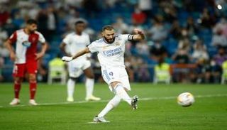 كريم بنزيما يسدد ركلة جزاء لريال مدريد - أرشيفية