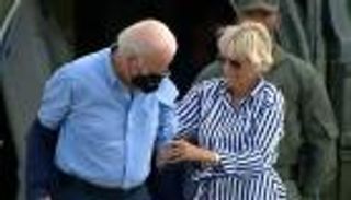 بالفيديو.. شاهد زوجة بايدن وهي تنقذ الرئيس الأمريكي