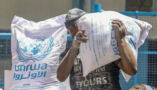فلسطيني يتلقى حصصه الغذائية الشهرية من وكالة أونروا