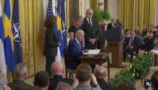 جانب من توقيع جو بايدن يوقع على مصادقة انضمام فنلندا والسويد للناتو