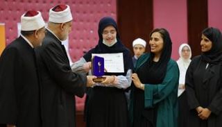 جانب من مراسم تتويج لجين سرحان كبطلة تحدي القراءة العربي على مستوى الأزهر الشريف