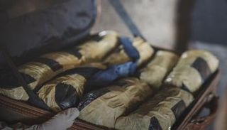 إحباط تهريب 2051 جرام كوكايين بحقيبة مسافرة‎‎ في مطار أبوظبي الدولي