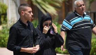 أقارب الفنانة رجاء حسين لحظة تشييع الجثمان