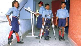 أطفال مصابون بمرض شلل الأطفال - أرشيفية