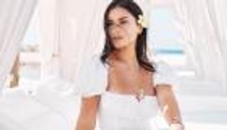 صور هدى الإتربي.. جرأة وإثارة "بيضاء" هددت عرش رانيا يوسف