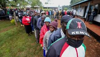 ناخبون كينيون على أبواب مكاتب الاقتراع- رويترز