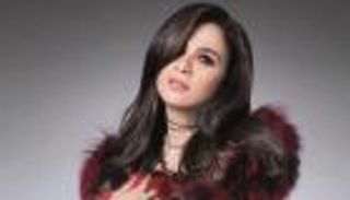 صور ياسمين عبدالعزيز.. أحضان دافئة ونظرة جريئة