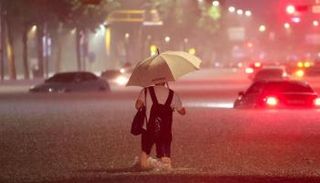 الأمطار تسببت في غرق الشوارع وقطع الكهرباء