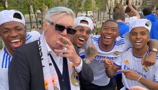 كارلو أنشيلوتي مدرب ريال مدريد مع لاعبيه