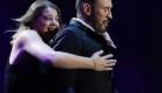 ماذا قال كاظم الساهر لسيدة مصرية احتضنته فجأة على المسرح؟ (صور وفيديو)