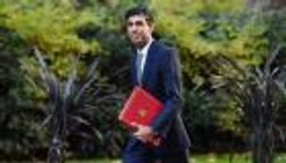 حذاء مثقوب لسوناك "المليونير" يثير موجة سخرية ببريطانيا