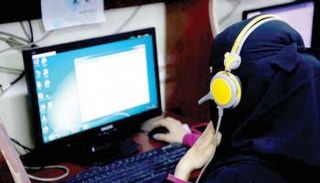 مستخدمة إيرانية للشبكة العنكبوتية 