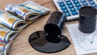 علاقة عكسية بين النفط والدولار