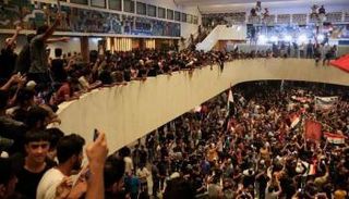 أنصار التيار الصدري خلال اقتحامهم مبنى البرلمان