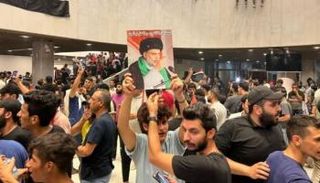 أنصار الصدر داخل مبنى البرلمان العراقي - أرشيفية