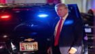 كسروا أدراجه وفتشوا "ملابس زوجته".. ماذا حدث ليلة اقتحام منزل ترامب؟