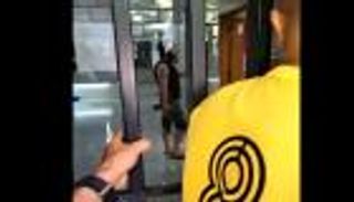 مسلح يحتجز رهائن في بنك لبناني للحصول على ودائع مجمدة