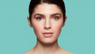 لابد من حدوث تجانس بين العدسة والقرنية عند ارتدائها