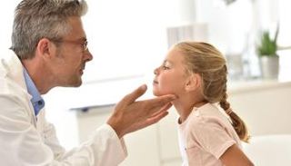 يمكن التحقق من قصور الغدة الدرقية من خلال تحليل عينة الدم