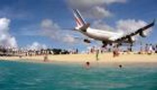 لحظات من الرعب.. طائرة تهبط فوق رؤوس المصطافين (فيديو)