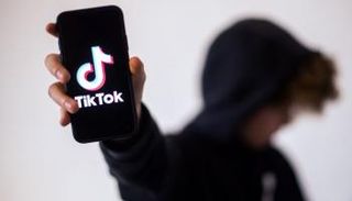 البالغون البريطانيون يفضلون تيك توك في متابعة الأخبار
