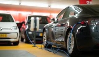 بايدن سيدعم مشتري السيارات الكهربائية.. لكنها تبقى باهظة!