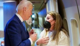 بايدن وميجان هايز على متن طائرة الرئاسة