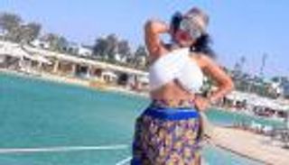 رانيا يوسف تستعرض أنوثتها على البحر.. بطن وظهر عار (صور)