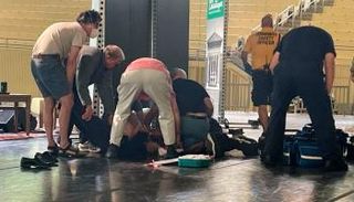 لحظة تعرض الكاتب سلمان رشدي للهجوم