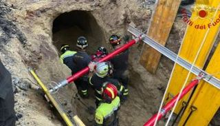 الشرطة تحاول إنقاذ اللص من النفق