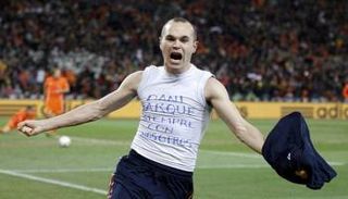 أندريس إنييستا نجم منتخب إسبانيا السابق