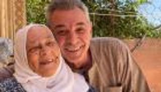 الموت يفجع محمود حميدة.. آخر صورة جمعت فارس التمثيل بوالدته