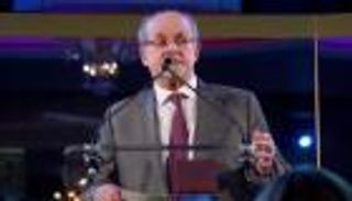 إعلام خامنئي "سعيد" بالهجوم على سلمان رشدي
