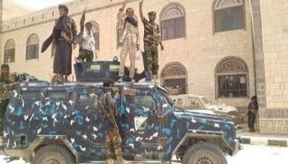 جنود للعمالقة على متن آلية للمتمردين في عتق اليمنية