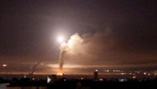 الدفاعات السورية تتصدى لقصف سابق - أرشيفية