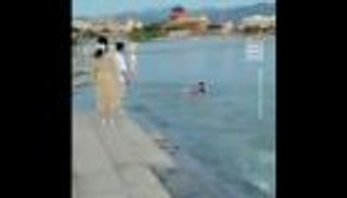 بطل صيني.. أنقذ طفلة من الغرق في نهر جارف