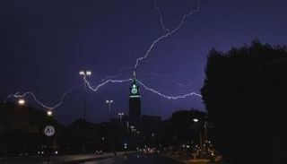 لحظة التقاء الرعد مع قمة برج الساعة في مكة