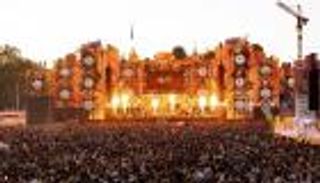 مهرجان "ستريت باريد" يستقطب الآلاف.. ليلة راقصة على موسيقى التكنو