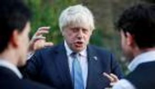 بالفيديو.. جونسون يشتري "البقالة" في اليونان ويوزع الغضب بلندن