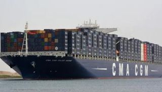 سفينة تحمل حاويات بضائع -أرشيفية