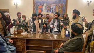 قادة طالبان في قصر الرئاسة بكابول