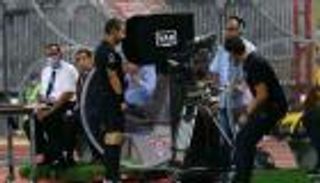 يحدث في الدوري المصري.. كوب شاي يعطل تقنية الفار (فيديو)