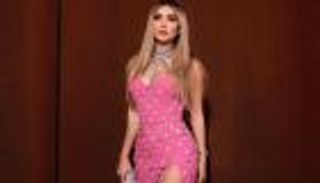 صور ستيفاني صليبا.. كثير من الفساتين القصيرة والمكشوفة