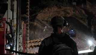 جندي إسرائيلي يقف على نفق لحماس